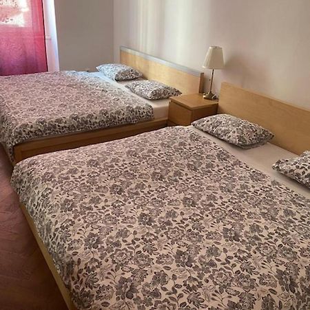 Large 3 Bedroom Family Apartment With Balcony Praha Eksteriør bilde